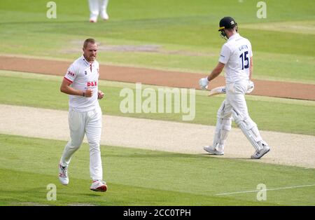 Jamie porter d'Essex (à gauche) célèbre la prise de la porte de George Garton (à droite) de Sussex pendant la troisième journée du match de Trophée Bob Willis au 1er Central County Ground, Hove. Banque D'Images