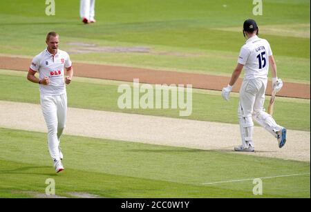 Jamie porter d'Essex (à gauche) célèbre la prise de la porte de George Garton (à droite) de Sussex pendant la troisième journée du match de Trophée Bob Willis au 1er Central County Ground, Hove. Banque D'Images