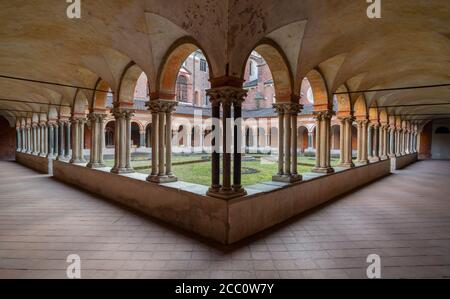 marchez à l'intérieur du cloître avec des voûtes voûtées Banque D'Images