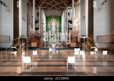 L'intérieur de la cathédrale de Coventry montrant des sièges socialement éloignés pendant la pandémie du coronavirus Covid-19. Banque D'Images