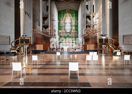 L'intérieur de la cathédrale de Coventry montrant des sièges socialement éloignés pendant la pandémie du coronavirus Covid-19. Banque D'Images