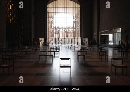 L'intérieur de la cathédrale de Coventry montrant des sièges socialement éloignés pendant la pandémie du coronavirus Covid-19. Banque D'Images