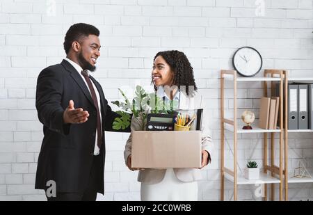 Premier jour au bureau. Un homme d'affaires afro-américain accueille une nouvelle employée féminine dans son équipe au bureau Banque D'Images