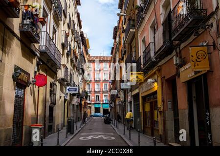 MADRID, ESPAGNE - 27 mars 2015: Madrid / Espagne - 26 2015 mars: Vieille rue coloniale avec de nombreux bâtiments avec balcons, boutiques et panneaux Banque D'Images