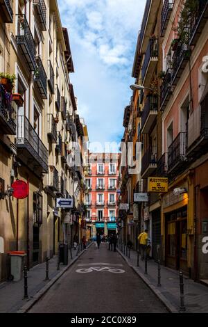 MADRID, ESPAGNE - 27 mars 2015: Madrid / Espagne - 26 2015 mars: Vieille rue coloniale avec de nombreux bâtiments avec balcons, boutiques et panneaux Banque D'Images