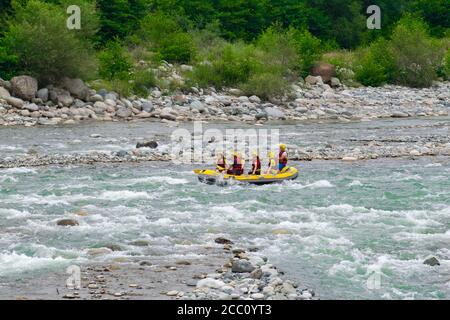 Rize, TURQUIE - 2016: Rafting sur une rivière de montagne. Vagues de pulvérisation et de mousse se brisant sur le côté du bateau, et des personnes ramer des aveux. Sport extrême. Banque D'Images