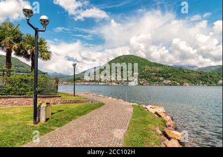 Promenade piétonne le long du lac de Lugano à Lavena Ponte Tresa, province de Varèse, Italie Banque D'Images