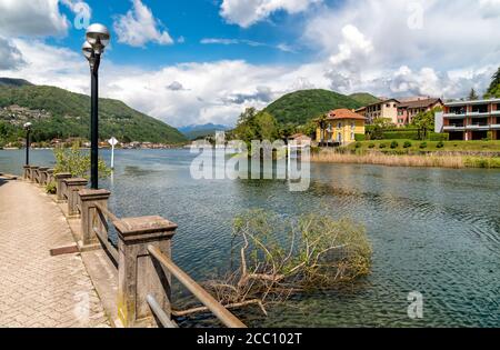 Promenade piétonne le long du lac de Lugano à Lavena Ponte Tresa, province de Varèse, Italie Banque D'Images