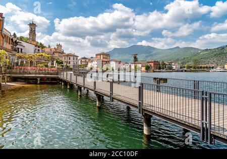 Promenade piétonne le long du lac de Lugano dans la délicieuse petite ville de Porto Ceresio, province de Varèse, Italie Banque D'Images