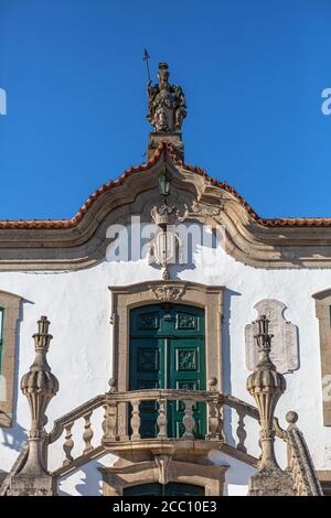 Vila Real / Portugal - 08 01 2020: Vue du détail du fronton sur la façade extérieure du bâtiment du Conseil, Camara Municipal , Vila Real centre ville, Banque D'Images