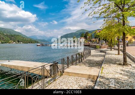 Promenade piétonne le long du lac de Lugano dans la délicieuse petite ville de Porto Ceresio, province de Varèse, Italie Banque D'Images