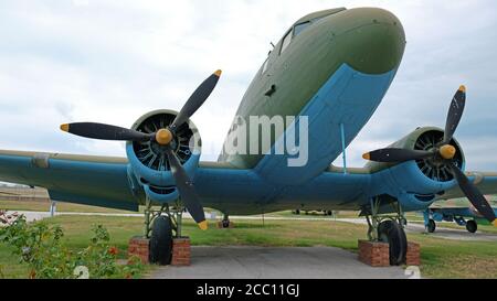 Ancien avion Lisunov Li-2 dans le musée Krumovo Banque D'Images