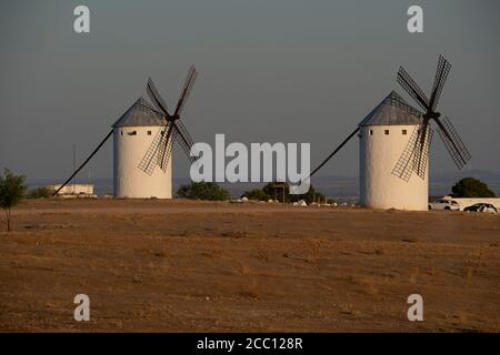 Dos Molinos de Viento en el campo Banque D'Images