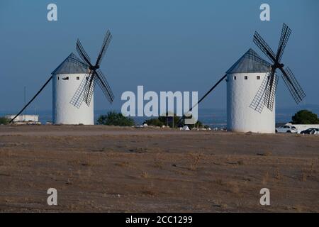 Paisaje rural con dos Molinos de Viento en Campo de Criptana, España Banque D'Images