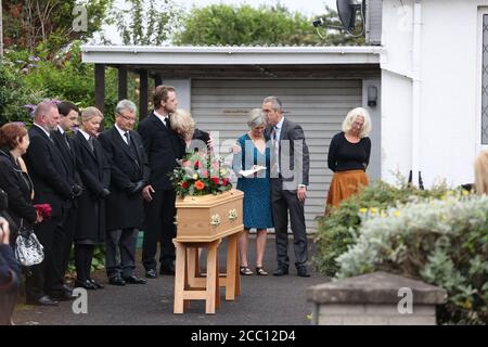 L'acteur James Nesbitt (au centre), ses trois sœurs Margaret, Kathryn, Andrea, et les bourreurs à la prière de la famille à l'extérieur de 18 Castle Walk, Coleraine, Irlande du Nord, devant les funérailles de son père James Nesbitt Sr, qui se tiendra à Downhill Burying Ground. Banque D'Images