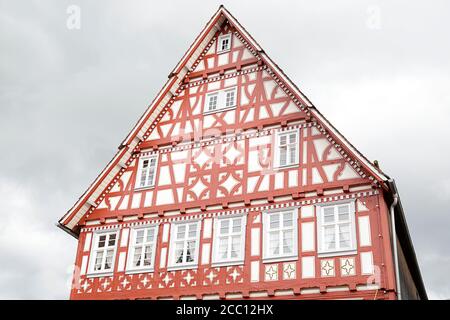 Façade d'une maison traditionnelle à colombages dans un jour pluvieux située à Dornstetten, Forêt Noire, Baden-Wuerttemberg, Allemagne Banque D'Images