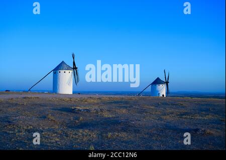 Dos Molinos de Viento en Campo de Criptana con el cielo azul Banque D'Images