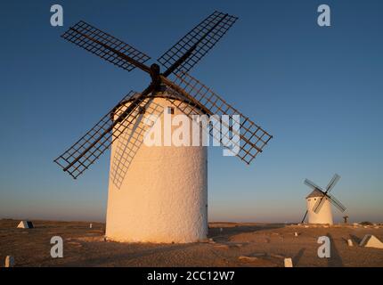 Dos Molinos de Viento con aspas en un día despejado en un campo manchego Banque D'Images