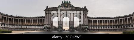 Majestueuse Arcades du cinquantenaire (Parc du cinquantième anniversaire), symbole et mémorial de l'indépendance véhicule la réalisation politique, révolutionnaire Banque D'Images