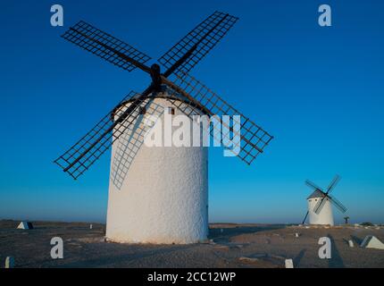 Día soleado con dos Molinos de Viento en Campo de Criptana, Espagne Banque D'Images