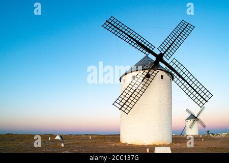 Dos Molinos de Viento en paisaje manchego en España Banque D'Images