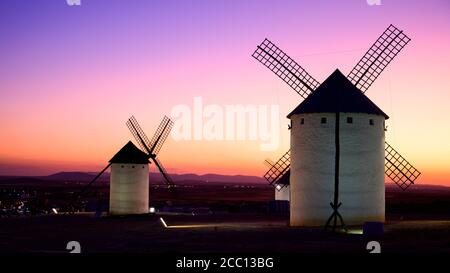 Bucólico atardecer con dos Molinos de Viento en España Banque D'Images