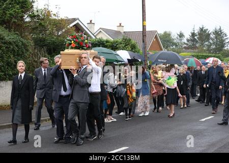 L'acteur James Nesbitt porte le cercueil de son père à Castle Walk, Coleraine, en Irlande du Nord, devant les funérailles de son père James Nesbitt Sr, qui se tiendra au sol de terriers de Downhill. Banque D'Images