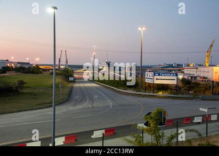 Sassnitz Mukran, Allemagne. 12 août 2020. Vue sur le port de Mukran. Les véhicules ferroviaires de la Deutsche Bahn sont garés sur des voies de garage. En arrière-plan, on peut voir des grues. Le port fait partie de l'initiative chinoise de la route de la soie. Les marchandises transportées de la Chine vers l'Allemagne doivent en partie être transportées par mer entre les ports de Mukran et de Baltysk à Kaliningrad. Credit: Stephan Schulz/dpa-Zentralbild/ZB/dpa/Alay Live News Banque D'Images