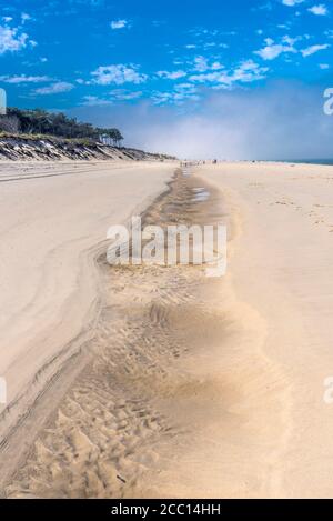 France, Nouvelle-Aquitaine, baie d'Arcachon, Gironde, formation d'un appâne à marée basse entre la plage du petit Nice et la plage de la lagune et brouillard dans l'arrière-gro Banque D'Images
