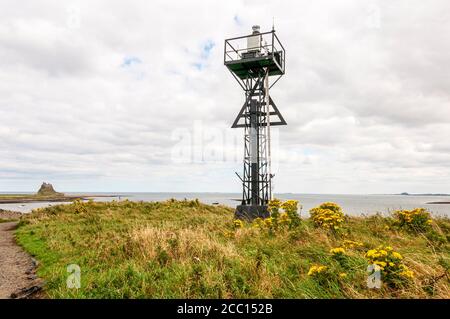 Heugh Hill Light est une tour en métal avec une marque triangulaire rouge de jour, située sur la colline Heugh (une crête de whinstone au sud de Lindisfarne). Banque D'Images