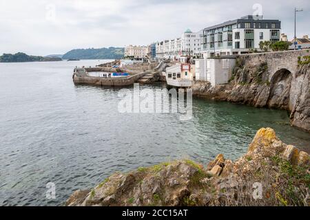 Front de mer de Plymouth vers l'ouest vers West Hoe Pier et le Grand Parade. Plymouth, Angleterre, Royaume-Uni. Banque D'Images