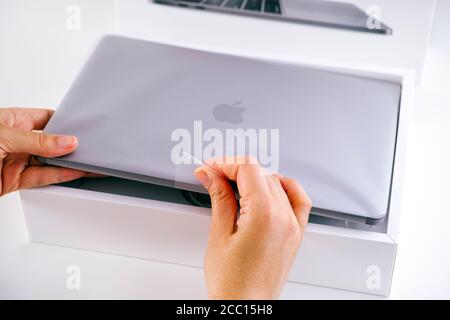 Tambov, Fédération de Russie - 09 juillet 2020 personne déballant le nouveau MacBook Pro. Banque D'Images