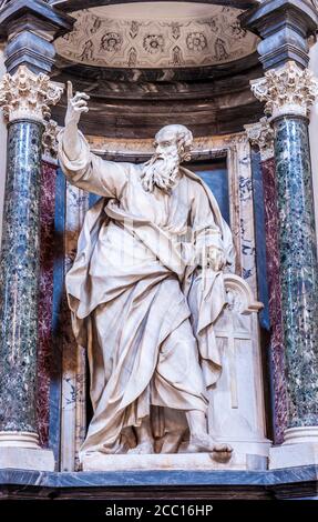 Italie, Rome, quartier de Lateran, Cathédrale San Giovanni à Laterano, statue monumentale d'un apôtre Banque D'Images