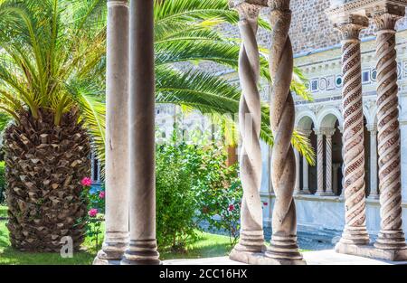 Italie, Rome, quartier de Lateran, cloître de style cosmatesque (XIIIe siècle) avec colonnes torsadées de la cathédrale San Giovanni in Laterano Banque D'Images