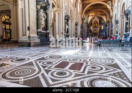 Italie, Rome, quartier de Lateran, cathédrale San Giovanni in Laterano, nef et sol en marbre de style cosmatesque Banque D'Images
