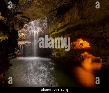 La grotte de Smoo est une grande grotte de mer et d'eau douce Grotte dans les Highlands d'Écosse Banque D'Images