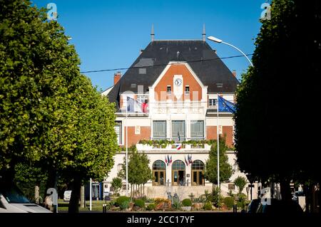 Hôtel de ville derrière le rond-point de la fontaine, Sainte Geneviève des bois, France Banque D'Images