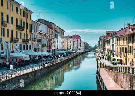 Milan, Italie 08.16.2020: Vue panoramique de jour de Naviglio Grande, Naviglio Grand Canal plein de restaurants, bars et personnes à Milan Banque D'Images