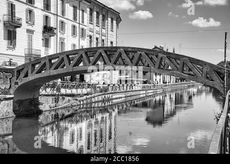 Milan, Italie 08.16.2020: Pont sur Naviglio Grande, Naviglio Grand Canal plein de restaurants, bars et gens à Milan Banque D'Images