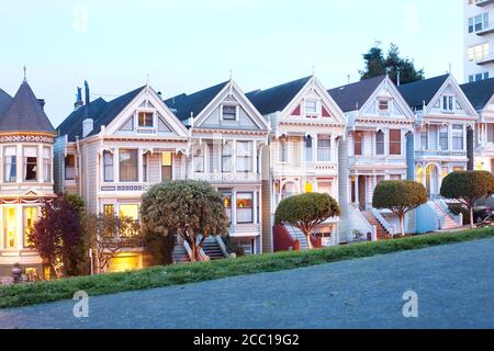 San Francisco, Californie, États-Unis - Maisons victoriennes traditionnelles connues sous le nom de Painted Ladies à Alamo Square. Banque D'Images