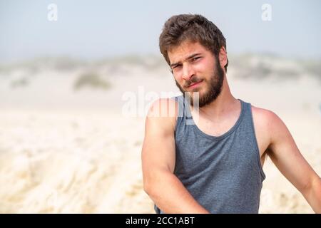 MATALASCANAS, ESPAGNE - 02 avril 2015: Matalascanas, Huelva / Espagne - 1 avril 2015: Jeune homme caucasien regardant de manière suspecte à la caméra sur un San blanc Banque D'Images
