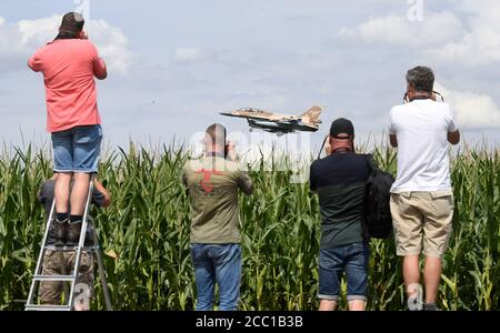 17 août 2020, Rhénanie-du-Nord-Westphalie, Nörvenich : un bombardier israélien F-16 débarque à la base aérienne de Nörvenich, dans le district de Düren, tandis que des hommes équipés de caméras se tiennent près d'un champ de maïs et prennent des photos de l'atterrissage. Entre autres choses, les avions se rendent en Allemagne pour des exercices militaires conjoints avec la Bundeswehr. Photo: Roberto Pfeil/dpa Banque D'Images