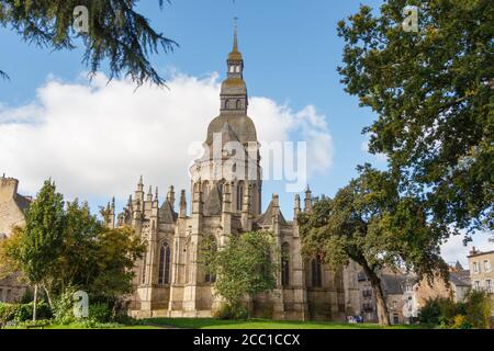 Plein air de la basilique Saint-Sauveur et de son jardin à Dinan Banque D'Images