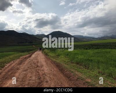 Route de terre à Moray avec paysage d'herbe verte Banque D'Images