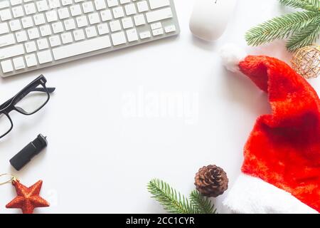 Noël blanc, bureau avec ordinateur portable, décoration et fournitures de travail avec une tasse de café. Vue de dessus avec espace de copie pour la saisie du texte. Bureau de travail à plat Banque D'Images