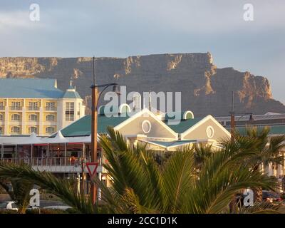 Vue depuis le dessous de la montagne de table sur un coucher de soleil ou Lever du soleil depuis le front de mer à Capetown en Afrique du Sud Banque D'Images