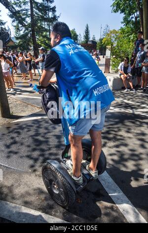 Homme de sécurité reposant sur une machine de transport personnel Segway - Nantes, Loire-Atlantique, France. Banque D'Images