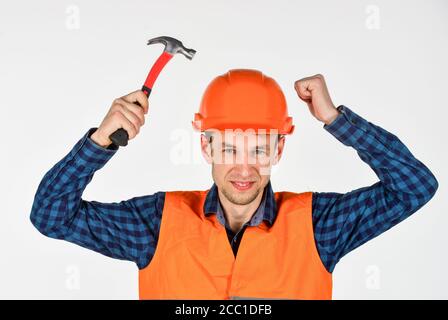 équipement de réparation d'outils de construction. jeune ouvrier est assistant d'ingénieur. réparateur en uniforme. homme travaille avec un marteau. vrai ouvrier de construction en casque. charpentier prêt à travailler. Banque D'Images