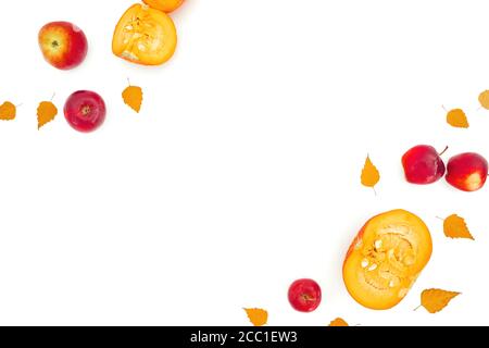 Composition automnale avec feuilles d'automne, pomme et citrouille sur fond blanc. Concept de jour de Thanksgiving. Flat lay, vue de dessus Banque D'Images