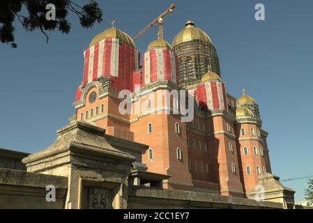 Les dernières étapes de la construction de la nouvelle cathédrale orthodoxe roumaine controversée à Bucarest, 2020. Le plus grand du genre en Europe. Banque D'Images